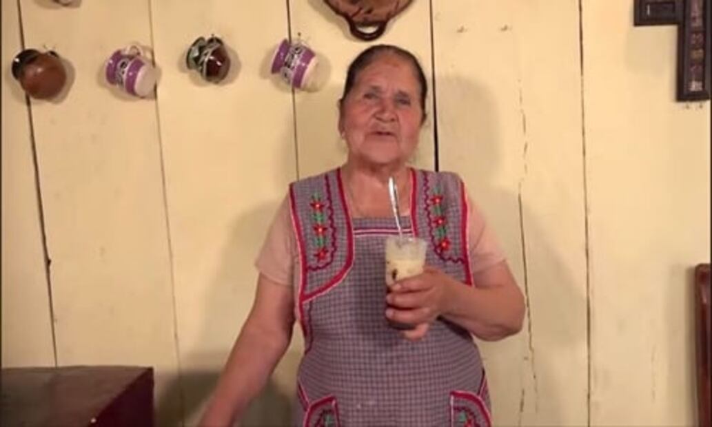 Doña Ángela enseña cómo preparar rompope