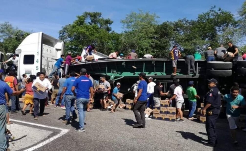 Pobladores aprovechan volcadura para saquear camión de cervezas en Yucatán