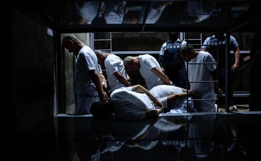 Esta fotografía, difundida el 31 de marzo de 2025 por la oficina de prensa de la Presidencia de El Salvador, muestra a presuntos miembros de la organización criminal venezolana Tren de Aragua y de la pandilla salvadoreña MS-13 a su llegada al Centro de Confinamiento del Terrorismo (CECOT) en la ciudad de Tecoluca, El Salvador. Estados Unidos envió a 17 "criminales violentos" de las pandillas Tren de Aragua y MS-13 a El Salvador el domingo, según declaró el lunes el jefe de la diplomacia estadounidense, Marco Rubio. Foto: AFP