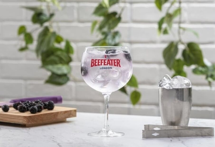 Coctelería con gin de zarzamora