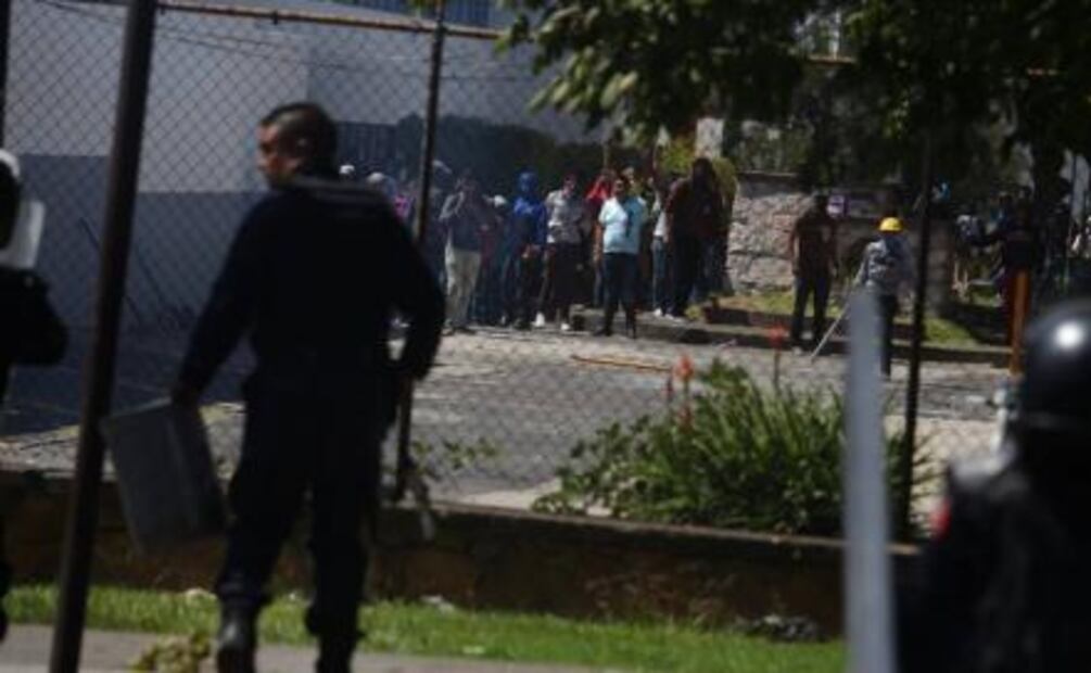 Universitarios y alumnos rechazados “chocan” en Michoacán