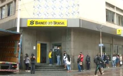 Mujer lleva en una silla de ruedas un cadáver al banco para cobrar su pensión