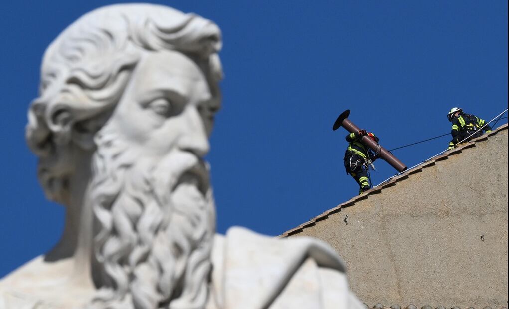 Bomberos del Vaticano y técnicos instalaron una chimenea en el techo de la Capilla Sixtina por donde se anunciará al mundo si hay Papa, el viernes 2 de mayo de 2025. Foto: EFE