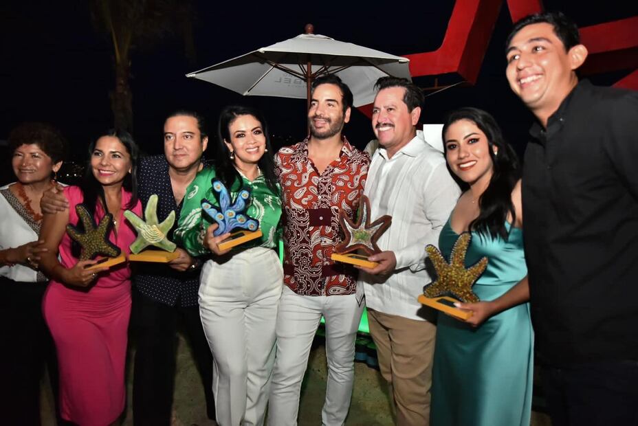 La alcaldesa de Chilpancingo, Norma Otilia Hernández (Morena) de blusa verde, acompañada del alcalde de Taxco, Mario Figueroa quien porta una guayabera blanca Foto: Especial/El Universal