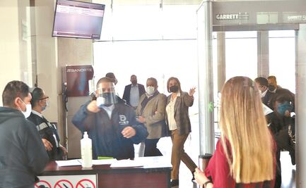 Balconean a personajes públicos en audiencia en Chihuahua