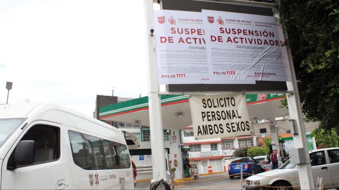 Pantalla de publicidad con sellos de suspensión de actividades. Foto: Especial