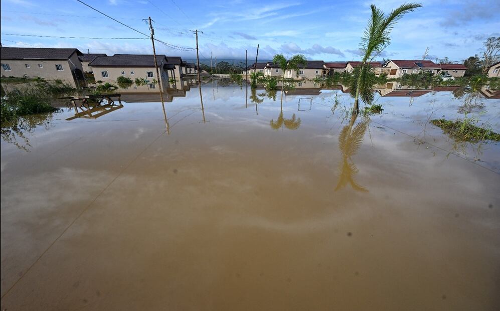 Viviendas inundadas se observan en el barrio de Howard Acres, en St. Elizabeth, tras el paso del huracán Melissa en Jamaica, el 29 de octubre de 2025. Foto: AFP
