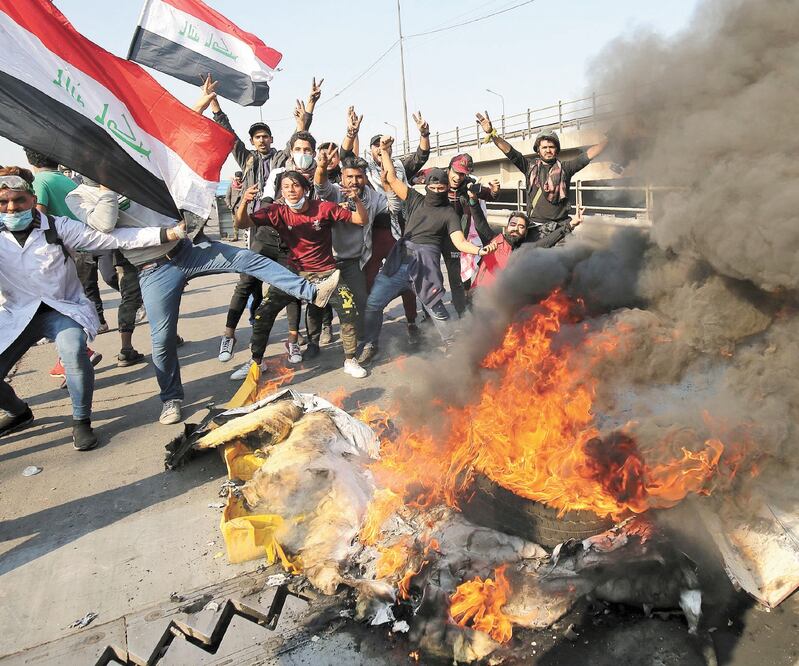 Varios manifestantes antigubernamentales quemaron llantas al este de la Plaza Tahrir, en Irak; demandan reformas constitucionales. Foto: AHMAD AL-RUBAYE. AFP
