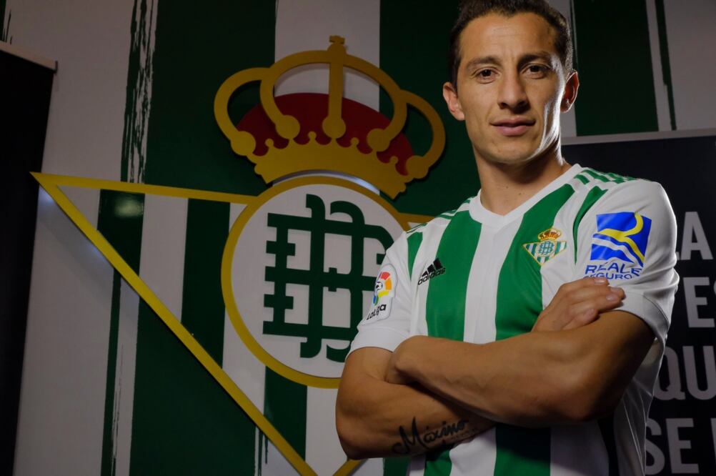 TWITTER. Andrés Guardado posa con el jersey del Betis