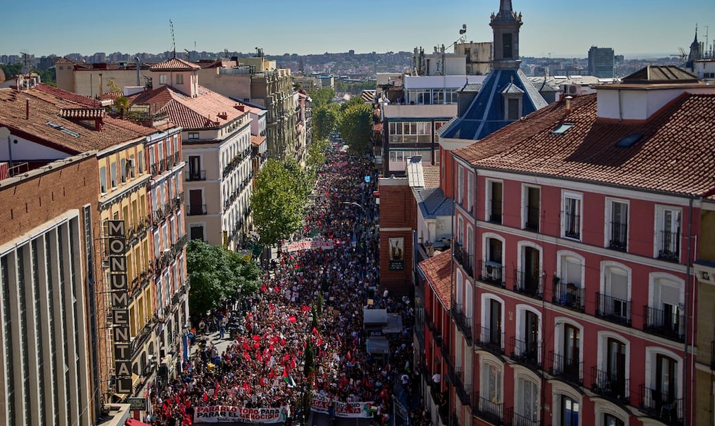 Unos 4 mil estudiantes salieron en Madrid para protestar contra el genocidio en Gaza, informaron autoridades españolas, el 2 de octubre d e2025. Foto: AP