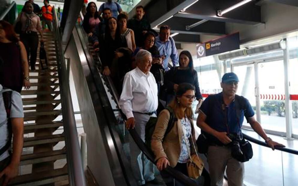 Cómo es la experiencia de viajar en el mismo avión que AMLO