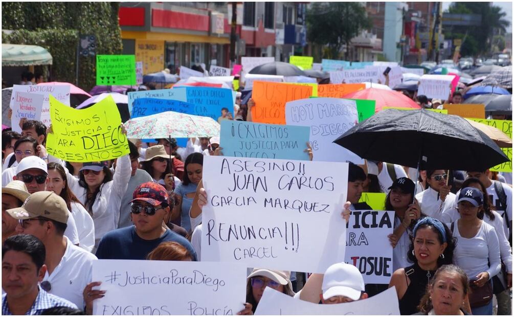 Manifestantes exigen justicia para Diego, joven asesinado en alcoholímetro de Oaxaca. Foto: Edwin Hernández / EL UNIVERSAL