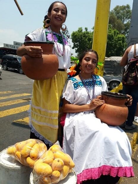 Bailarines michoacanos llegan a Turquía boteando en las calles