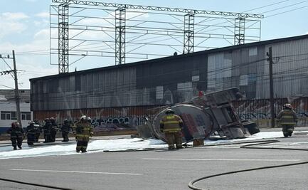 Reabren la autopista México-Pachuca tras volcadura de pipa; queman combustible derramado