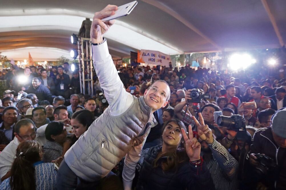 Después de reunirse en Monterrey con empresarios, Ricardo Anaya Cortés, candidato de la coalición Por México al Frente, se trasladó a la ciudad de Toluca, en el Estado de México, donde participó en un mitin. (ARIEL OJEDA. EL UNIVERSAL)