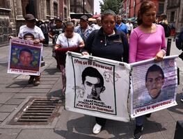 Padres de los 43 acusan que se dejaron caer líneas de investigación por el uso de tecnología; se van tristes y decepcionados: Isidoro Vicario