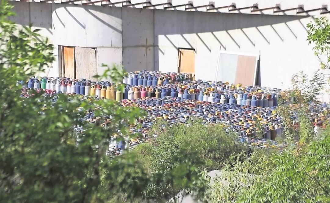 Gas Bienestar almacena en la exRefinería 18 de Marzo cilindros viejos, y vecinos temen que se produzca una explosión. Foto: Especial.