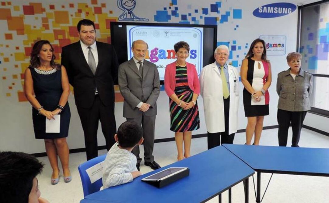Para reforzar el conocimiento, se ofrece a los niños y los jóvenes el uso de dispositivos como tabletas y pizarra electrónica, lo cual los motiva a interactuar entre ellos