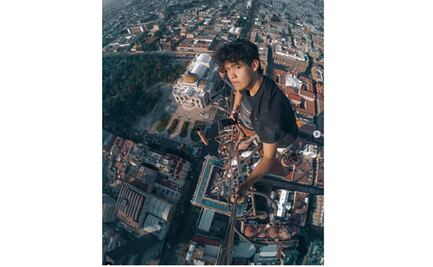 ¡Selfie de altura! Joven sube hasta antena de la Torre Latino y lo presume en redes