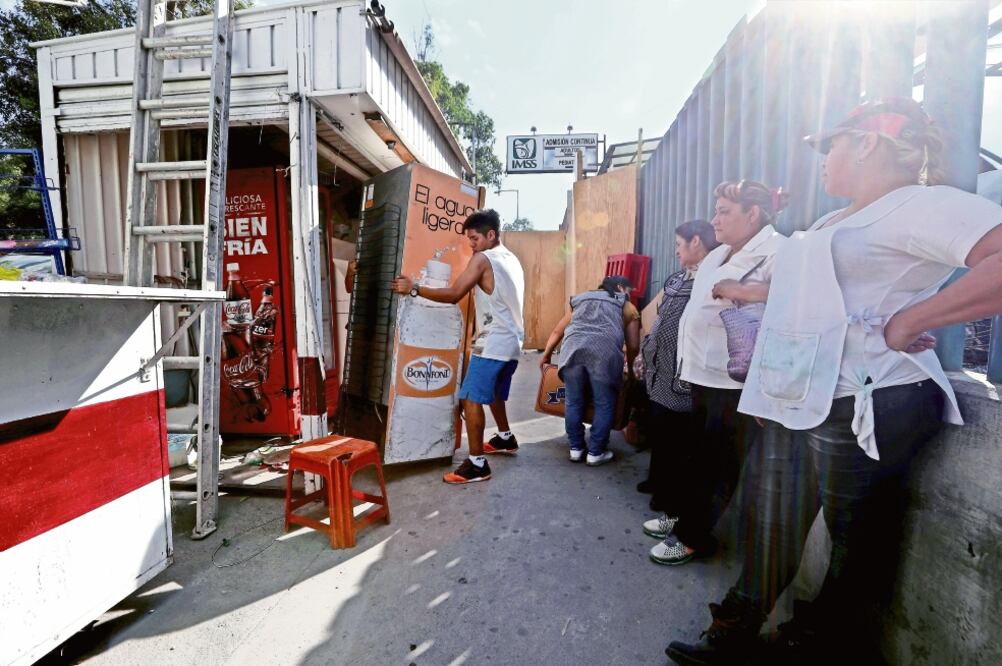 En coordinación con autoridades de la delegación Azcapotzalco y del Instituto Mexicano del Seguro Social (IMSS), la Secretaría de Gobierno local reubicará 45 puestos que se encontraban en Circuito Interior. (VALENTE ROSAS. EL UNIVERSAL)