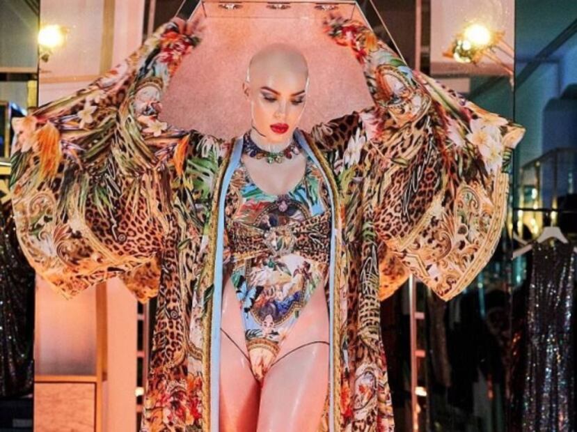 Belinda se convierte en un maniquí: deslumbra rapada y en traje de baño
