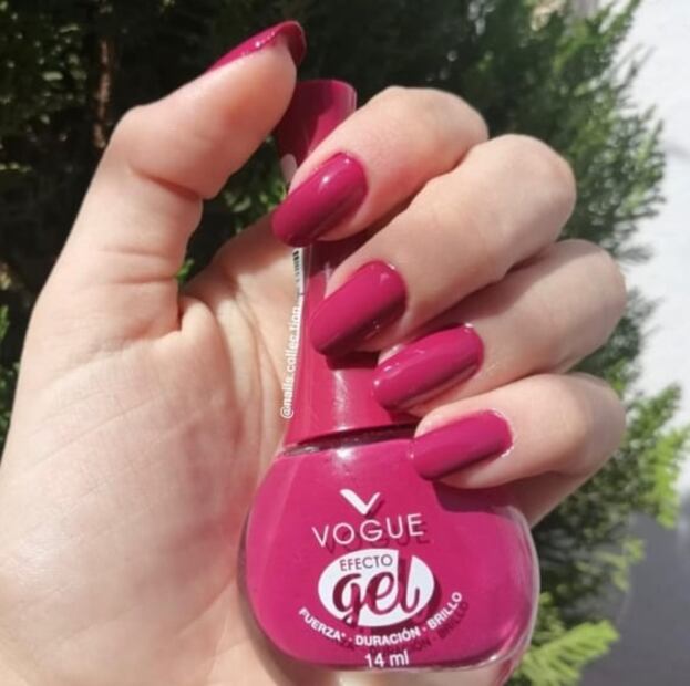 Diseños de uñas en Viva Magenta, el color del año 2023