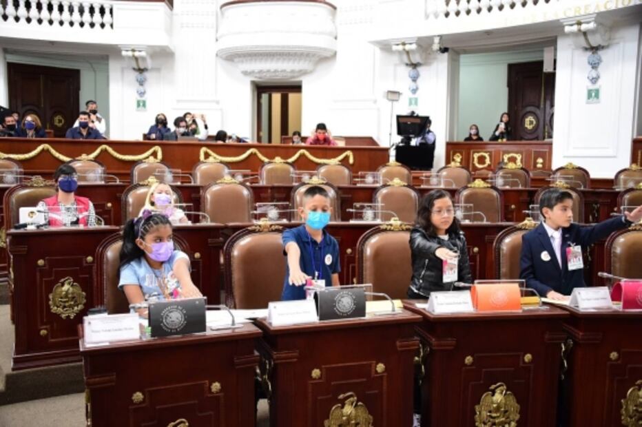 Dos niños en situación de calle brillan en Parlamento Infantil del Congreso de CDMX