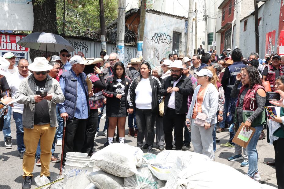 Vecinos de Santa Úrsula Coapa analizan junto a las autoridades capitalinas, la realización de 12 obras de infraestructura en el marco del Mundial de Futbol 2026. (Foto: especial)