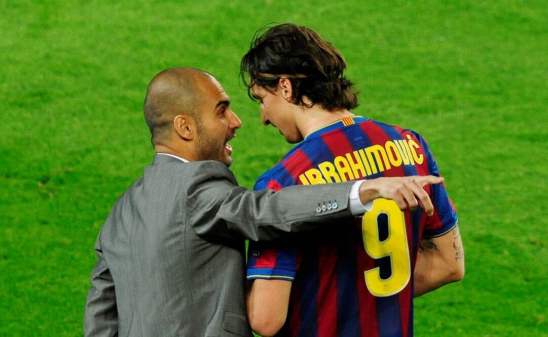 Guardiola le da instrucciones a Ibrahimovic durante un juego en el Barcelona. Archivo 