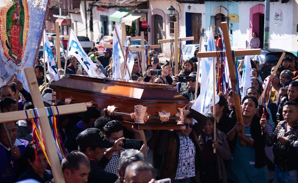 Personas asisten al funeral del sacerdote mientras exigen a las autoridades paz y justicia tras el asesinato. Foto: Carlos López / EFE