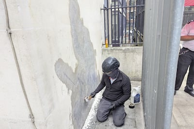 Borran el mural que Banksy pintó en la fachada del Tribunal Superior de Londres; permaneció sólo tres días 