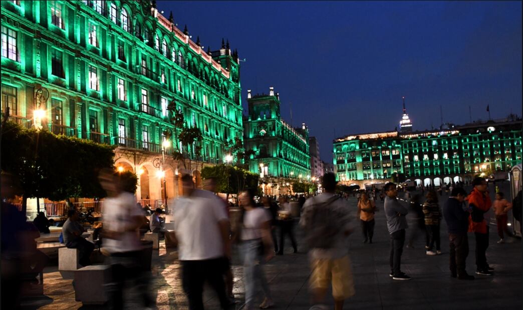 Edificios y monumentos de la Ciudad de México son iluminados de color verde por el inicio de la cuenta regresiva del Mundial de futbol 2026, el miércoles 11 de junio de 2025, que se inaugurará dentro de un año en el estadio Azteca. Foto: especial