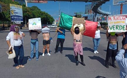 Con torso desnudo, mujeres protestan contra proyecto de circuito interior en Chiapas