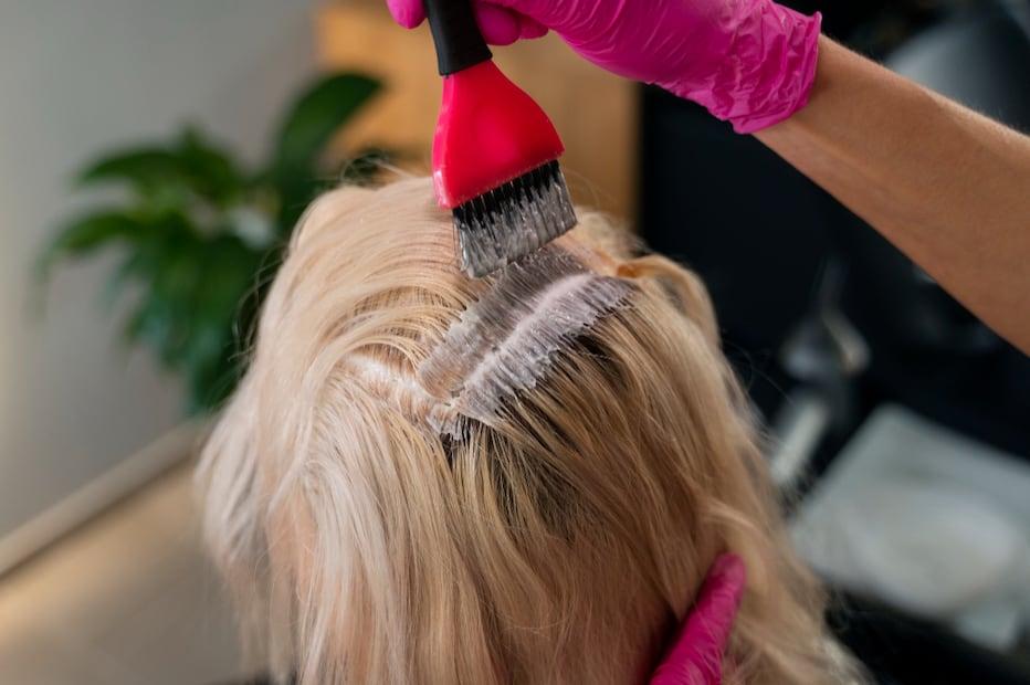 Las mechas pueden suavizar las canas sin necesidad de cubrirlas por completo. Foto:Freepik