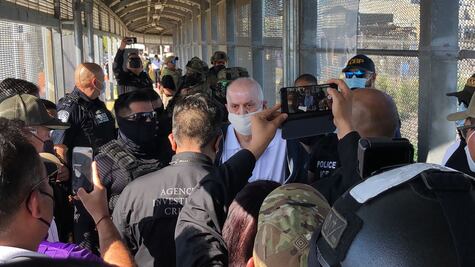 EU entrega a México a Eduardo Arellano Félix esposado, casi calvo y con cubrebocas