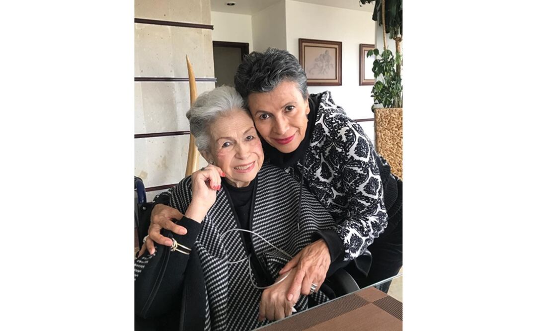 Patricia Reyes Spíndola y su madre. Foto: Instagram 