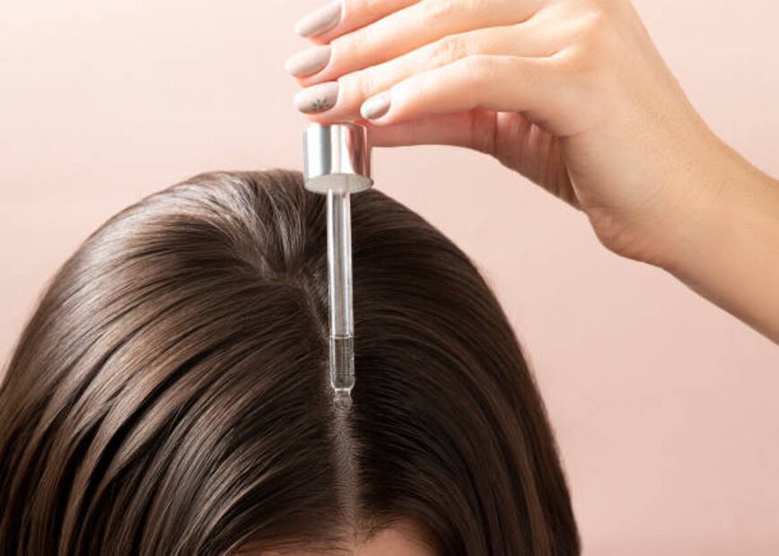 Las concentraciones bajas de minoxidil son las más seguras para la mayoría de personas. Foto: Unsplash