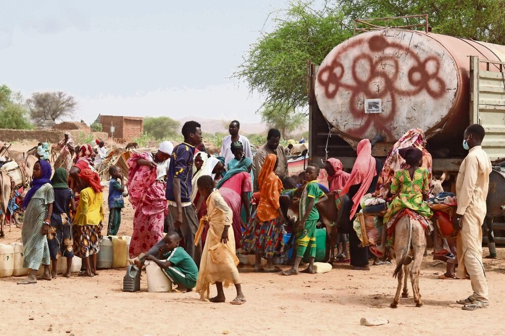 Refugiados sudaneses reciben ayuda en la localidad de Koufroun, Chad. Decenas de miles de personas han huido del conflicto. Foto: AFP