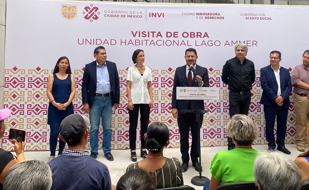 Martí Batres durante su visita a una unidad habitacional. Foto: Especial
