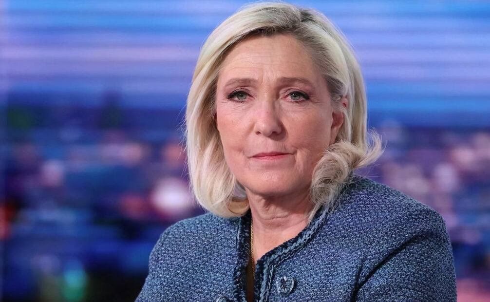 La líder de ultraderecha Marine Le Pen posa antes de una entrevista en el noticiero vespertino del canal de televisión francés TF1, después de que un tribunal francés la condenara por malversación de fondos y le prohibiera aspirar a un cargo público durante cinco años, el lunes 31 de marzo de 2025, en Boulogne-Billancourt, a las afueras de París. Foto: AP