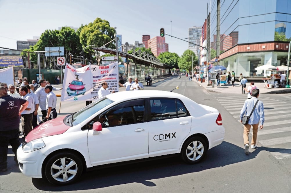 Los transportistas realizaron una clausura simbólica al edificio de la Semovi; sin embargo, al no tener respuesta de las autoridades bloquearon Insurgentes y Álvaro Obregón, afectando a automovilistas y usuarios de transporte público. /IVÁN STEPHENS. EL
