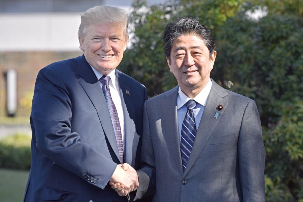 El presidente de EU, Donald Trump, y el primer ministro japonés, Shinzo Abe, a su llegada al club de golf Kasumigaseki Country Club en Kawagoe. (XINHUA)