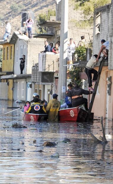 Familias rescatadas en Valle de Chalco, tras la inundación por aguas negras en 2010. En 1991, EL UNIVERSAL informó que 200 mil habitantes de los pueblos originarios de Chalco permanecían sin servicios básicos, pese a tener más de un siglo establecidos; carecían de drenaje, alumbrado público, pavimentación, energía eléctrica y hasta recolección de basura. Foto: Rosalio Huizar/EL UNIVERSAL.