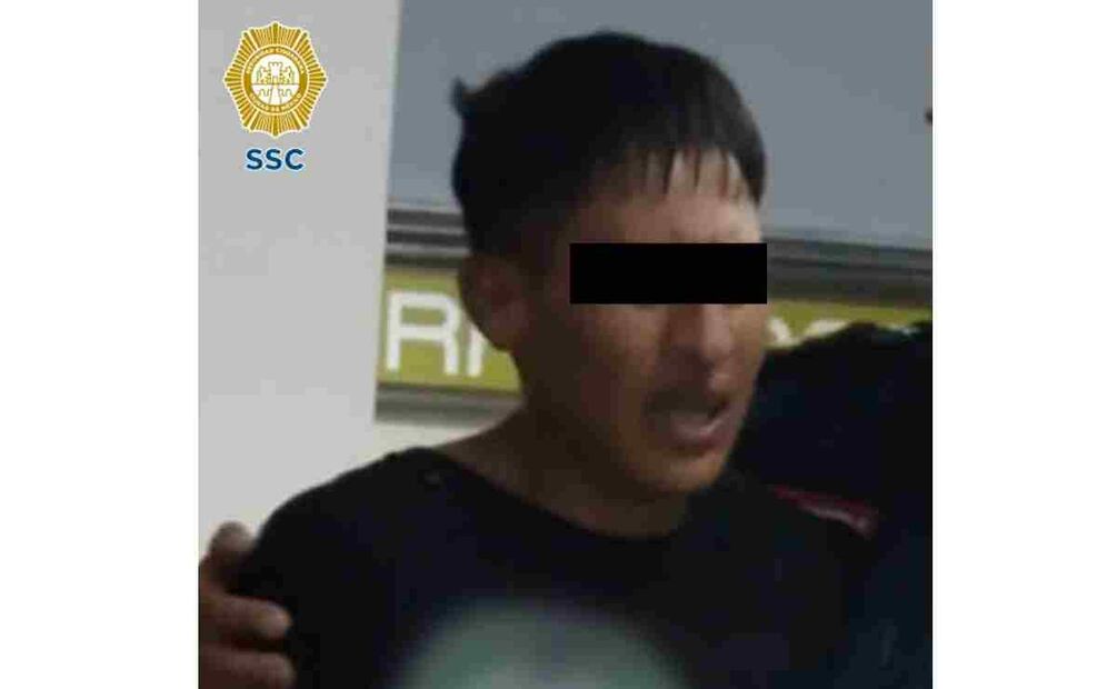 Policías del Metro detuvieron a un sujeto que intentó aventar a su pareja sentimental a las vías del metro. Foto: Especial