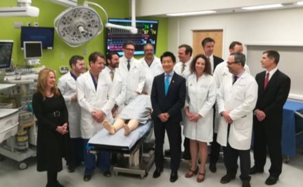 Realizan el primer trasplante completo de pene y escroto en el mundo