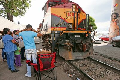 Tras siete días, maestros abren vías del tren en 12 puntos