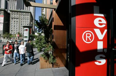 Levi's cae 8% en Wall Street ante su plan de vender Dockers; contrató a Bank of America como asesor financiero