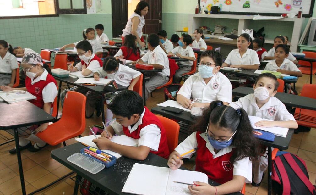 Para el 11 de mayo, y después de dos semanas de aislamiento, se reanudaron las clases en casi todas las escuelas del país. En Veracruz, algunos alumnos acudieron a las aulas con cubrebocas, aunque no era medida obligatoria. Foto: Horacio Zamora/EL UNIVERSAL.