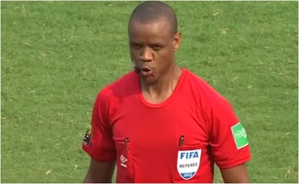 VIDEO: Árbitro pita dos veces el final del partido Túnez contra Mali