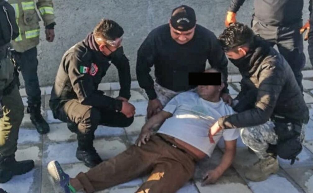 Rescatan a hombre que intentó arrojarse desde espectacular en Valle de Chalco